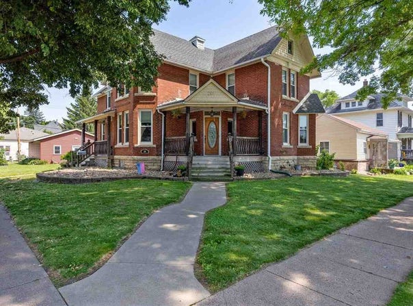 201 E 4th St, Tipton, IA 52772