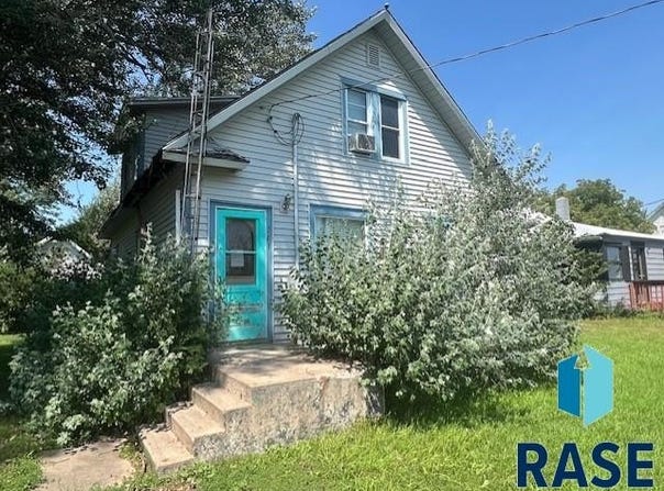561 East Ave, Canistota, SD 57012