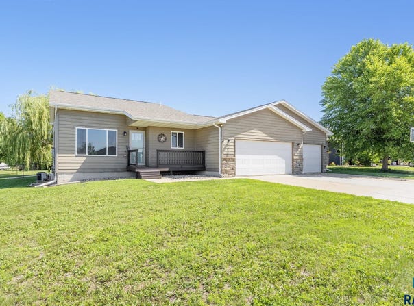 1000 Greyhawk Cir, Harrisburg, SD 57032-2214