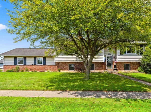 1910 CENTURY Drive, Eureka, IL 61530
