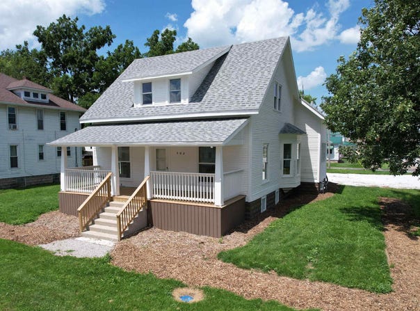302 W Johnson Street, Wolcott, IN 47995-8307