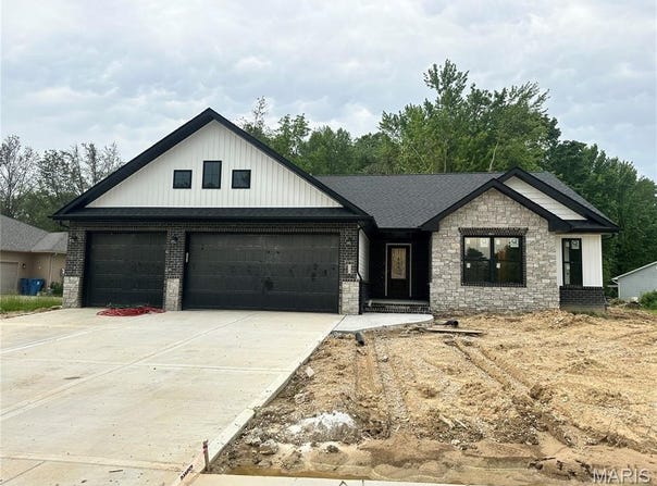 10 Ellington Drive, Troy, IL 62294