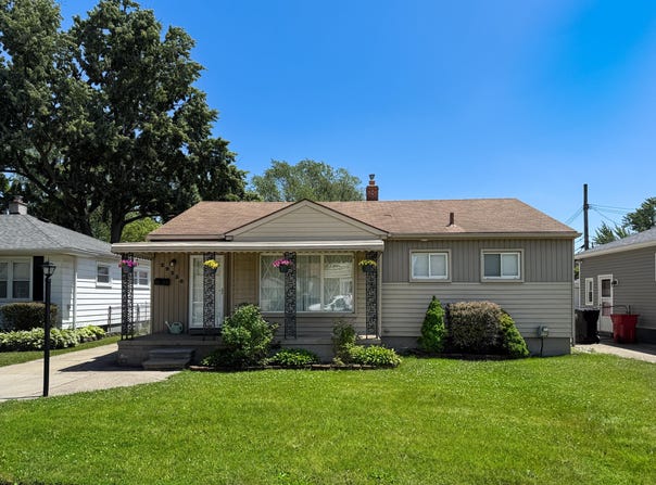 29236 Dembs Drive, Roseville, MI 48066