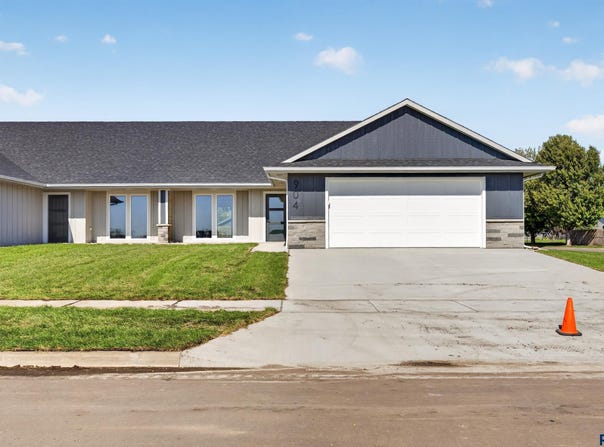 904 Shirley St, Harrisburg, SD 57032