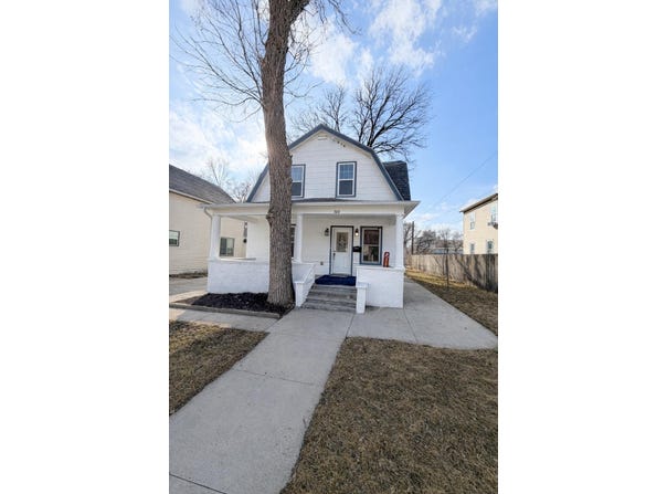 100 6th St, Minot, ND 58701