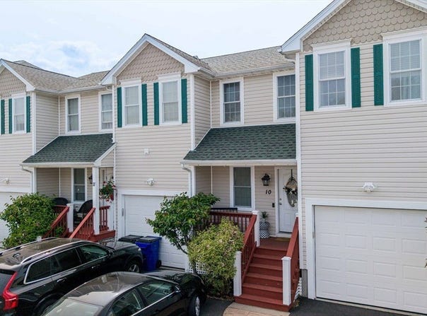 40 Winchester Ln, Fall River, MA 02721