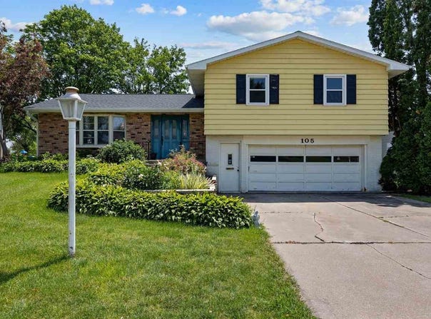 105 Parkview Dr, Tipton, IA 52772