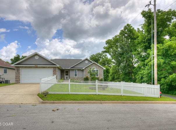 3541 Lusk Drive, Neosho, MO 64850