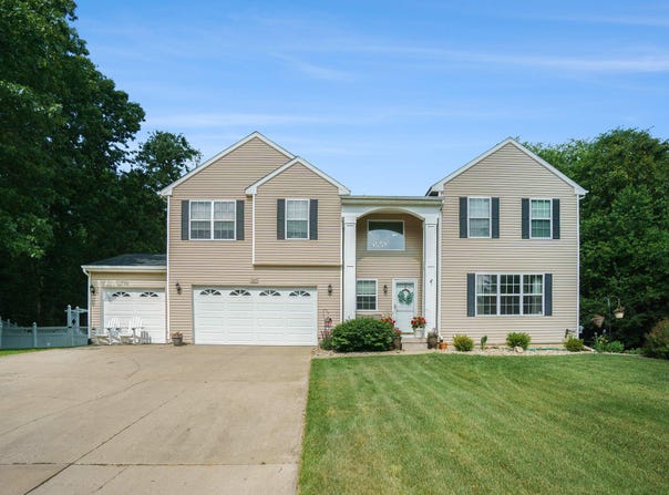 9354 Stratford Woods Trail, Kalamazoo, MI 49009
