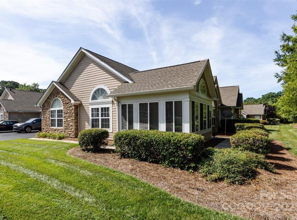 6811 Ledgestone Place, Charlotte, NC 28227
