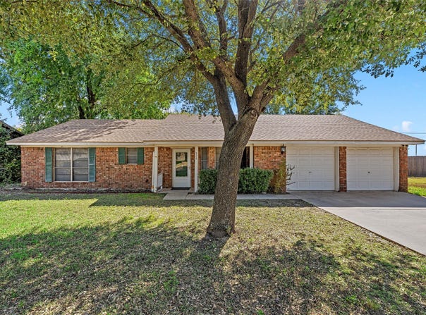 926 Rolling Hills Drive, Hewitt, TX 76643