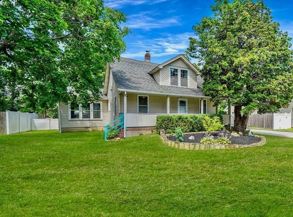 41 Oak Street, Islip, NY 11751