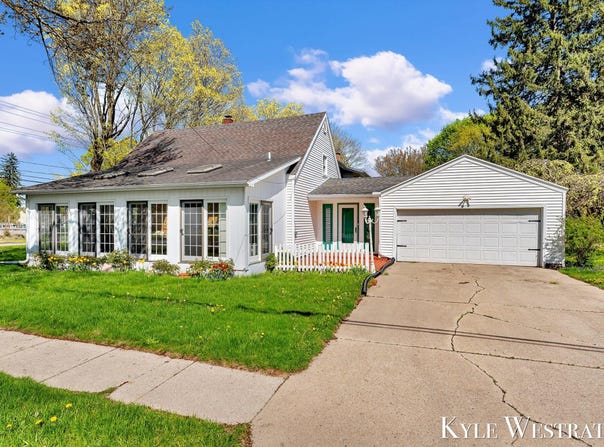 405 S 1st Street, Edmore, MI 48829