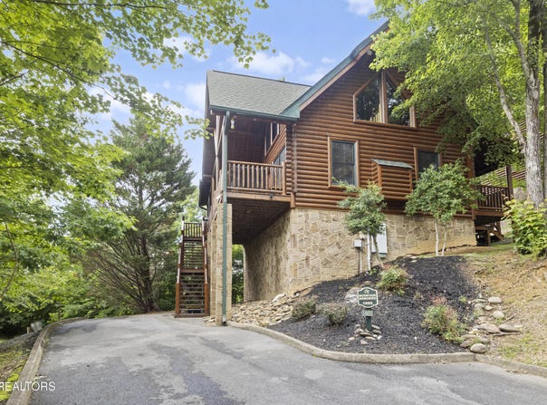1665 Mountain Lodge Way, Pigeon Forge, TN 37862
