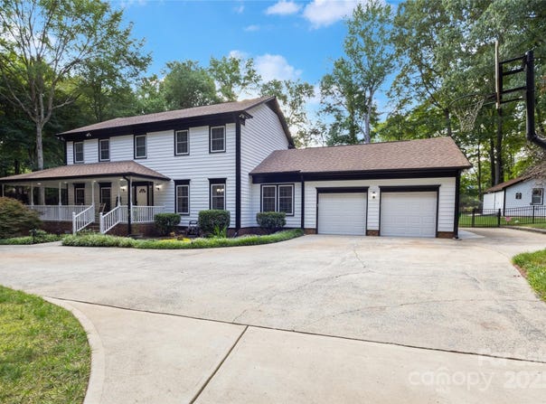 10700 Chestnut Hill Drive, Matthews, NC 28105