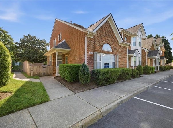 834 W Lake Circle, Chesapeake, VA 23322