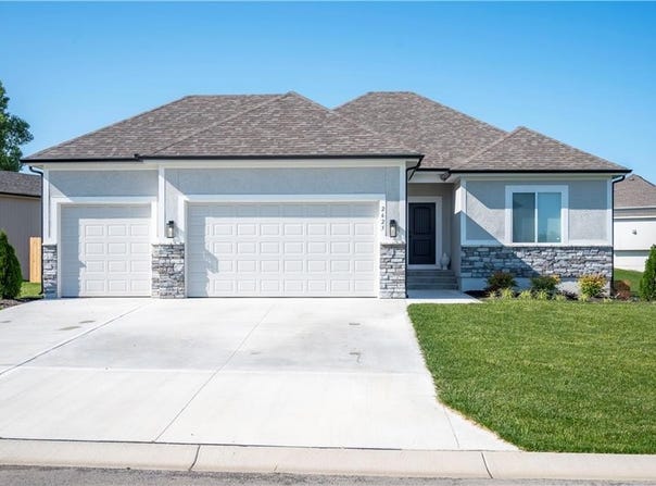 2625 SW Summer Creek Place, Blue Springs, MO 64015