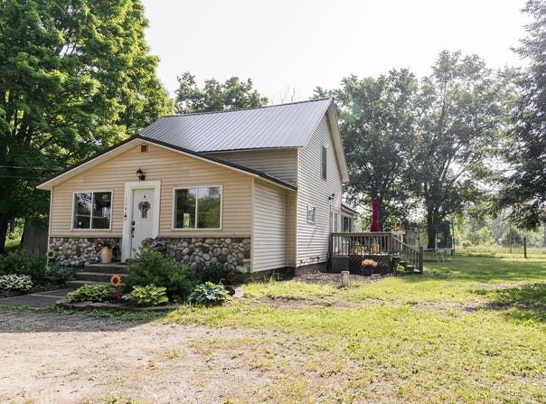1144 S Oak Avenue, White Cloud, MI 49349