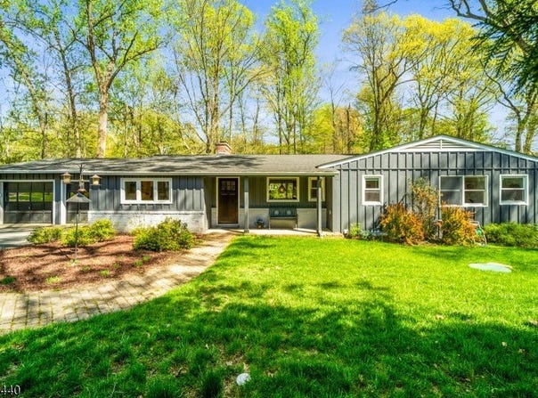 90 Locust Ln, Upper Saddle River Boro, NJ 07458-2230