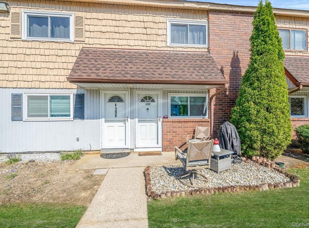 197 N Pointe Circle, Coram, NY 11727