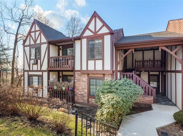 39 Foxwood Circle, Mount Kisco, NY 10549