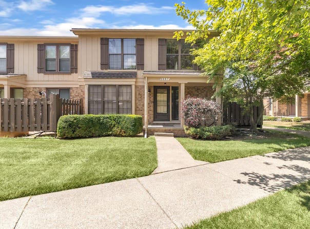 8667 Edgewater Lane, Warren, MI 48093