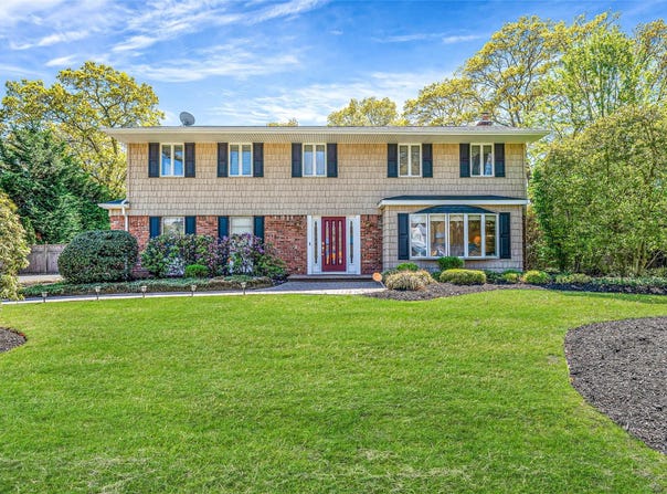 4 Victor Place, Lake Grove, NY 11755