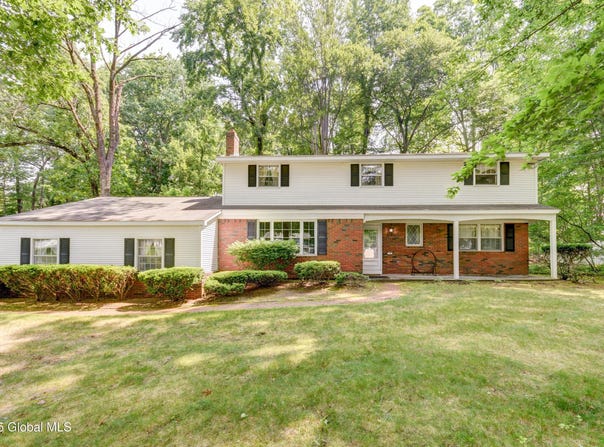 15 Garrison Lane, Clifton Park, NY 12019