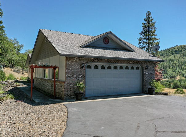 24 Quail Run Drive, Shady Cove, OR 97539