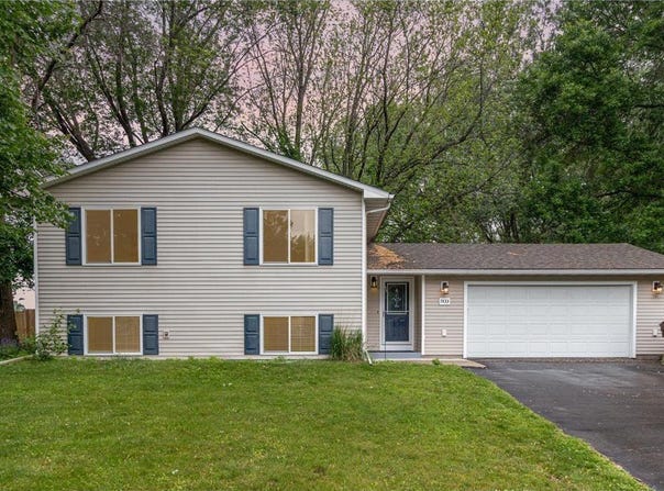 7433 Drew Avenue N, Brooklyn Park, MN 55443