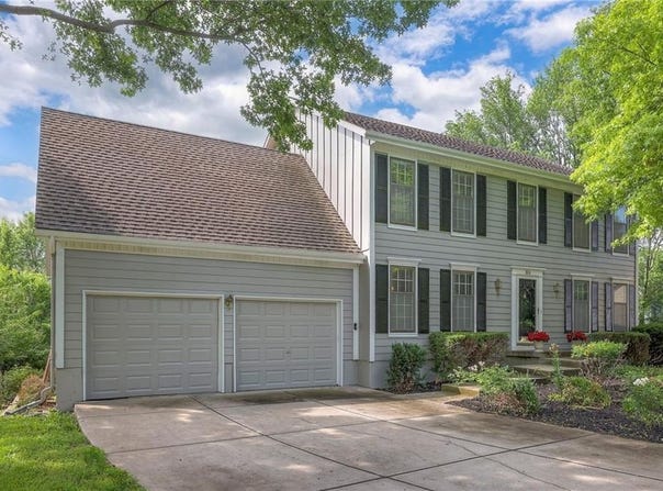 324 N PERSIMMON Drive, Olathe, KS 66061