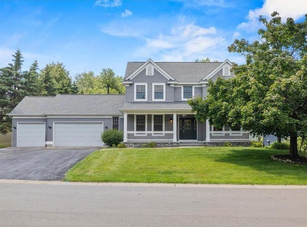 13 Echo Lake Boulevard, Mahtomedi, MN 55115