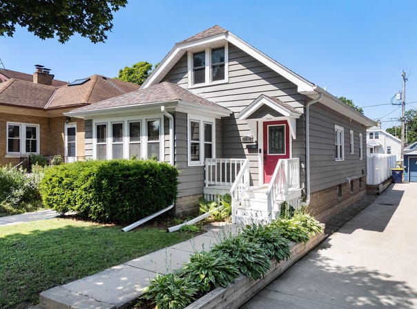 2189 S 91st St, West Allis, WI 53227