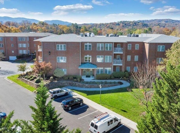 3040 Mcvitty Forest DR, Roanoke, VA 24018