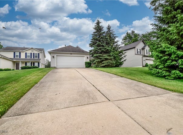 104 Cedar Glen, Chardon, OH 44024
