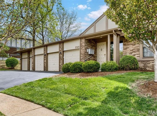 2315 Seven Pines Drive, St Louis, MO 63146