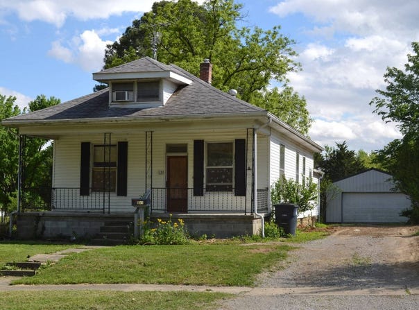 135 E. Pine St., Albion, IL 62806