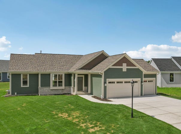 2707 Mapleton Ave, East Troy, WI 53120