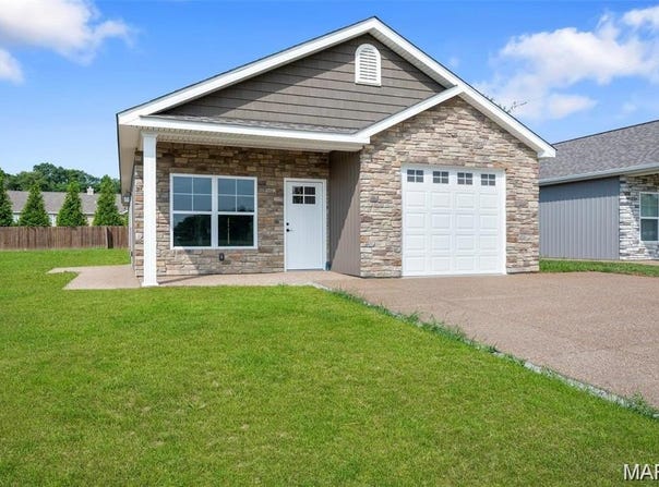 111 Meadow View Court, Elsberry, MO 63343
