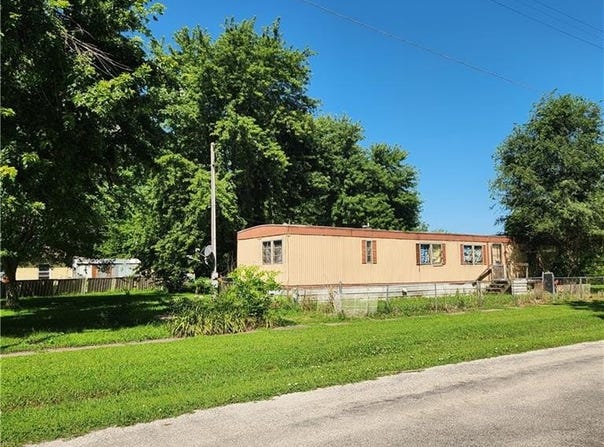 200 W 5th Street, Henrietta, MO 64036