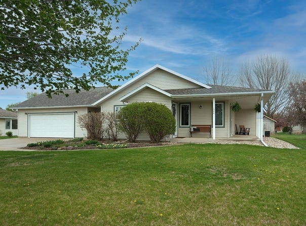 1684 2nd Avenue SE, Sioux Center, IA 51250