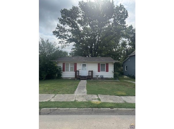 624 SW Kenova RD, Topeka, KS 66606
