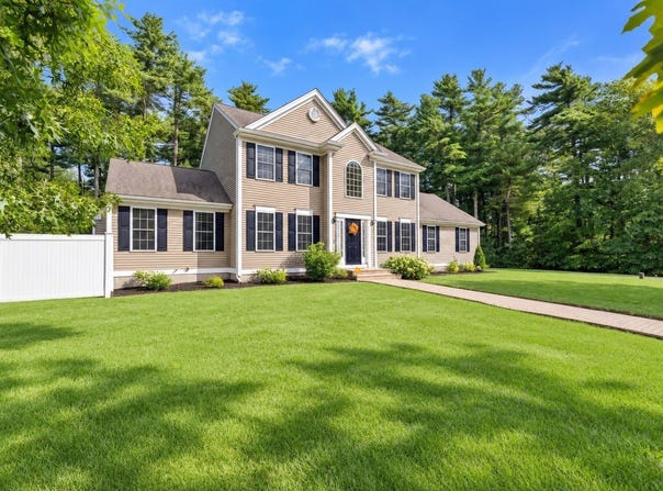 3 Autumn Dr, Wareham, MA 02576
