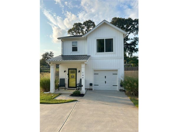 104 W N 3rd Street, Seneca, SC 29678