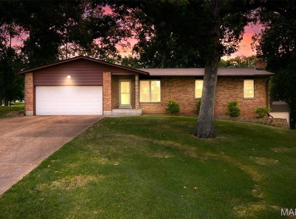 2 Carr Circle, O'Fallon, MO 63366