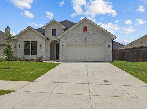 220 Magnolia Drive, Azle, TX 76020