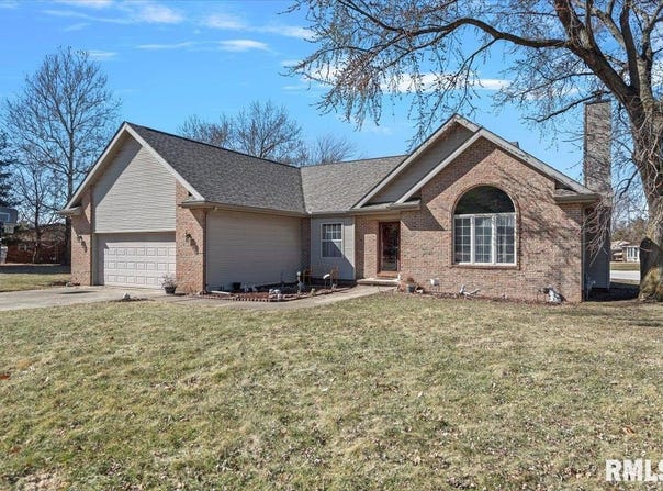17585 IVY Drive, Petersburg, IL 62675