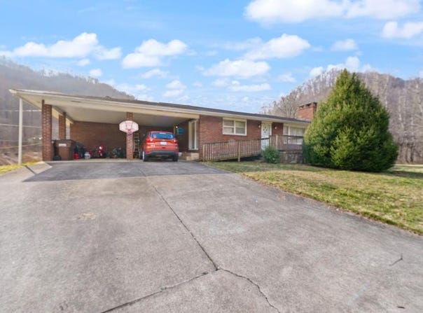 22 Triple Lane, Topmost, KY 41862