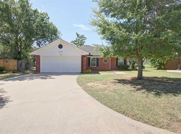 1002 Oakchase Court, Azle, TX 76020