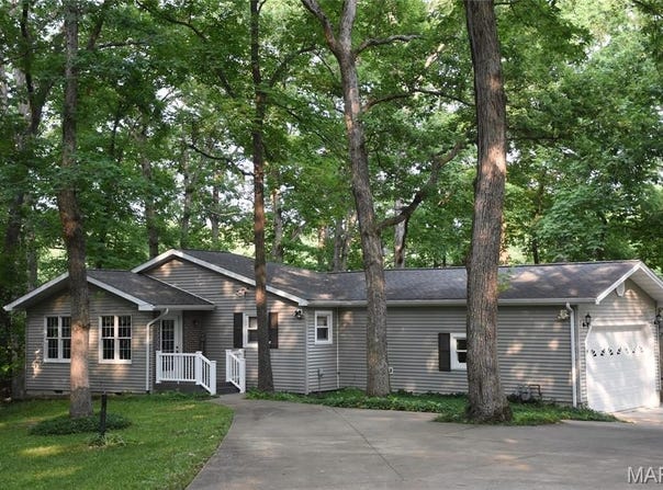 8404 E Twin Oaks Drive, Effingham, IL 62401
